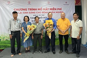 培德精舍与澳洲越侨善心人代表接受仁和分会献花致敬。