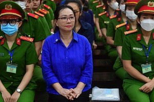 出庭受审的被告张美兰（前中）。（图：青松）