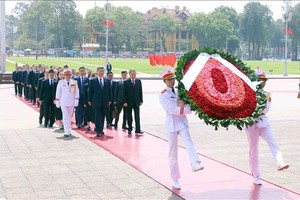 中共中央总书记、中国国家主席习近平与代表悼念胡志明主席。（图：越通社）