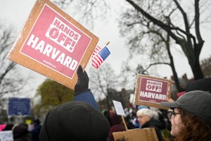2025年4月12日，美国马萨诸塞州剑桥市，示威者在剑桥公园举行抗议活动，呼吁哈佛大学领导层抵制联邦政府对哈佛大学的干涉。（图：路透社）