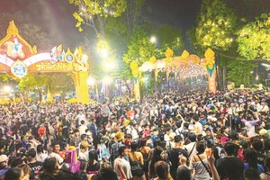 4月14日晚，柬埔寨首都金边市塔仔山公园人潮汹涌。（图：中新社）