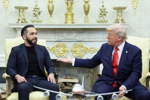 特朗普在白宫会见到访的萨尔瓦多总统布克尔。（图：路透社）