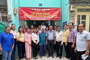 郡、坊领导与庆云南院住持周华邦向阮文贵一户移交“温情屋”工程。