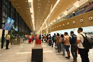 乘客在现代航站楼办理登机手续。