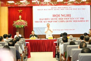 党中央总书记苏林与选民接触。