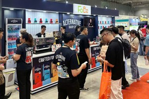 展览吸引了众多国内外参观者。