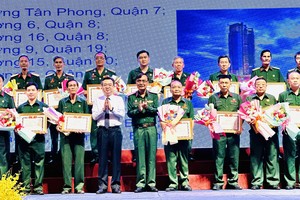 市委常务副书记阮青毅表彰模范退伍军人。