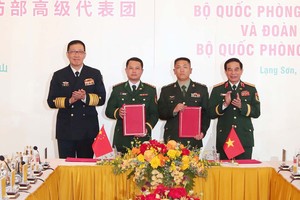 越中两国国防部长见证两国框架文件的签署仪式。