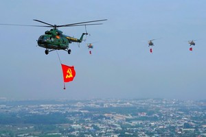 直升机编队挂旗巡飞演练