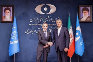 2025年4月17日，国际原子能机构（IAEA）总干事拉斐尔·格罗西（左）在德黑兰受到伊朗原子能组织负责人穆罕默德·埃斯拉米（右）的接见。（图：伊朗原子能组织/法新社）