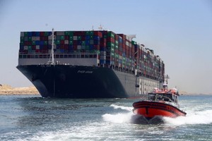 去年苏伊士运河减收约 61%。图为“长赐”号货轮驶离苏伊士运河。（图：互联网）