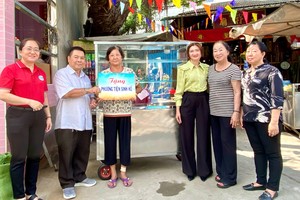 第一坊各部门领导与丁文森先生（左二）向阮春柳女士赠送咖啡车。