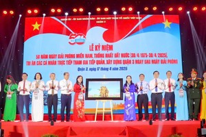 阮氏丽同志同与会代表在纪念仪式上赠送纪念品。