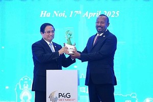 政府总理范明政向埃塞俄比亚总理移交第五届P4G峰会主办国角色。