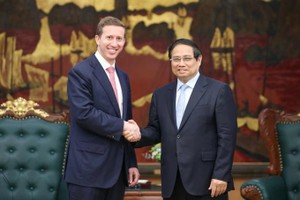 政府总理范明政（右）与 Warburg Pincus总经理兼美国-东盟商务理事会(USABC)主席杰弗里·珀尔曼握手合影。（图：VGP）