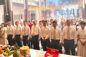 穗城会馆理事会举行祭拜仪式。