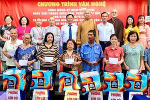 各贵宾、党政领导与赞助商为清贫家庭发放礼品。