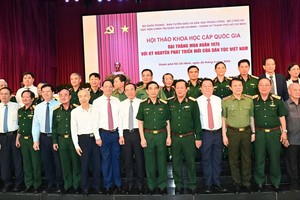 中央宣教与民运部长阮仲义和与会代表合照。