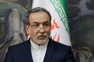 伊朗外长阿拉格齐（图）与美国中东问题特使威特科夫分别抵达谈判地点。（图：路透社）