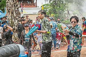  每年泼水节，泰国都吸引大量游客参与狂欢。（图：互联网）