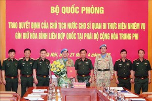 向赴中非维和军官颁发《决定》