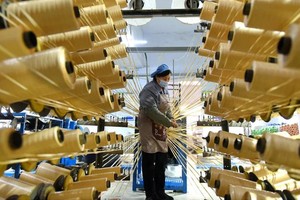 一名工人在山东省淄博市一家工厂内工作。（图：新华社）