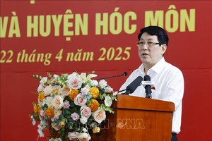 国家主席梁强与古芝、福门县选民接触。