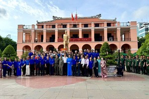 约200人参加“自豪永远20岁”聚会