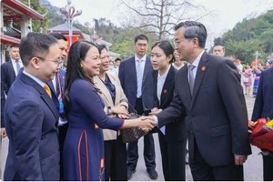 中国全国政协副秘书长张茂于在越中友谊国际口岸(谅山)迎接代表团来访。（图：越通社）