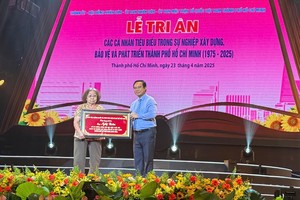 已故华人革命老前辈蚁团荣获1975-2025年阶段在建设、保护与发展本市事业中作出贡献模范