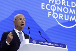 图为世界经济论坛创始人兼主席克劳斯·施瓦布出席在达沃斯举行的世界经济论坛 (WEF) 年会的一场会议。（图：Getty Images）