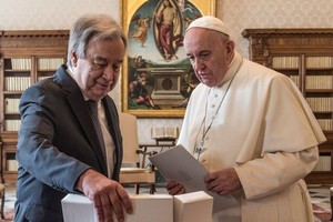 古特雷斯2019年在罗马梵蒂冈拜谒教皇方济各(右)。（图：联合国）