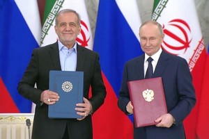 图为 1月17日，普京与伊朗总统佩泽希齐扬在莫斯科签署全面战略伙伴关系条约。（图：视频截图）