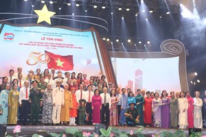 市领导同与会代表在仪式上合影留念。（图：潘英）