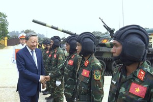 党中央总书记、中央军委书记苏林与坦克装甲部队互相握手问候。