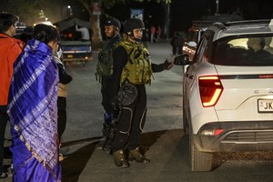 案发后，印度士兵在马路截查汽车。（图：AFP）