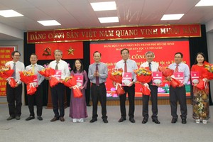 市人委会党委副书记阮文南祝贺市民族与宗教厅党部。