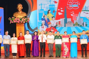 第一郡领导在纪念聚会上向取得佳绩的集体颁发奖状。（图：秋红）