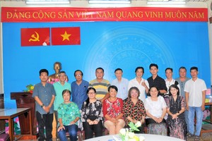 华人艺人为庆祝南方解放50周年积极创作