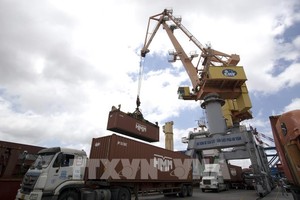 货物正在海防的新武港装卸。