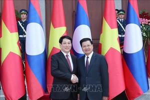 国家主席梁强和老挝人民革命党中央委员会总书记、老挝人民民主共和国主席通伦‧西苏里合照。（图：越通社）