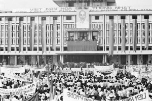 1975年5月7日，西贡市民举行集会，欢迎市军管委成立。（图：越通社）