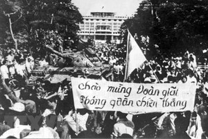 1975年4 月30日，西贡人民群众夹道欢迎解放军。（图：越通社）