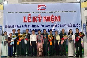 郡坊领导表彰为越南退伍军人会的建设和发展事业作出贡献的退伍军人。