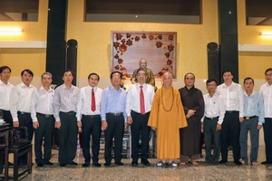 市委副书记阮福禄探望释智广长老和尚。