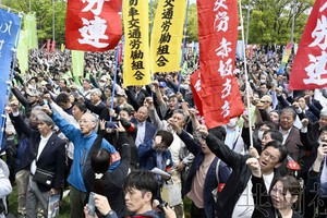 4月26日上午，第96届“五一劳动节中央大会”在东京都涩谷区的代代木公园举行，人们振臂高呼。（图片不出售）（图：共同社）