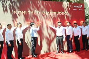 近800名国内外记者参加庆典新闻报道