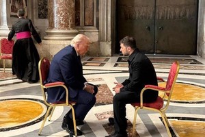 美国总统特朗普和乌克兰总统泽连斯基会谈。（图：路透社）