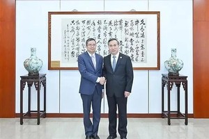 越南驻中国大使范青平与中国国际贸易促进委员会（CCPIT）会长任鸿斌。（图：越通社）