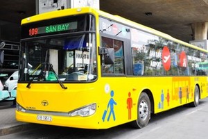 109号巴士线直达新山一机场T3航站楼。